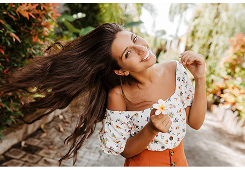 Haarpflege im Frühling: Mach dein Haar fit für den Sommer.